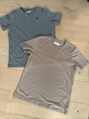 Abercrombie & Fitch Short Sleeve Tees - Gray & Taupe
